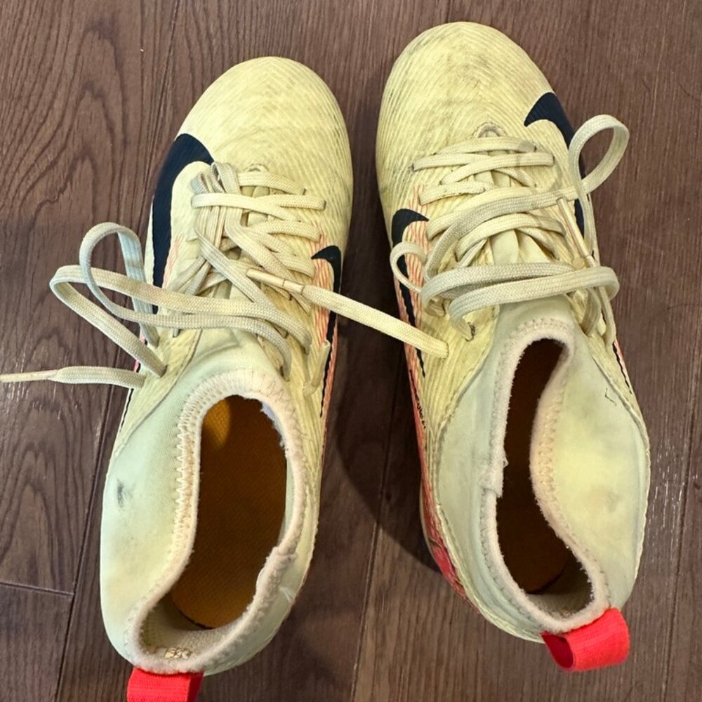 Nike Soccer Cleats Size 3.5Y